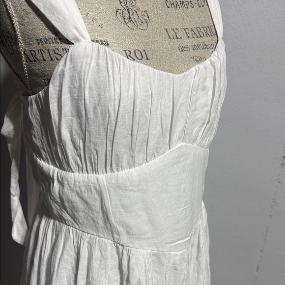 Elegant White Sleeveless Dress - Picture 8 of 12